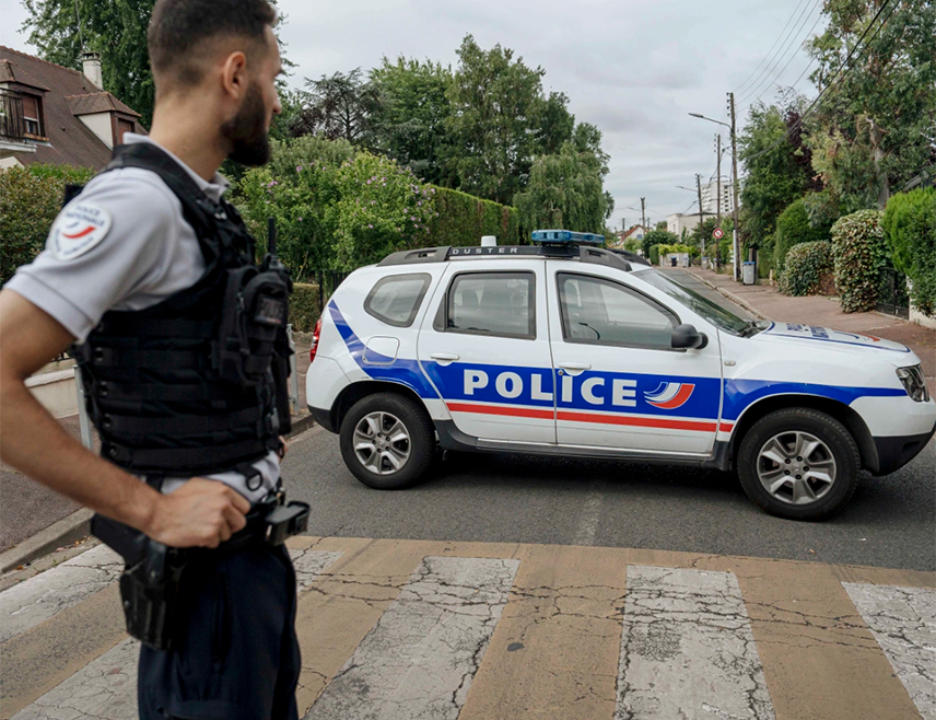 ПАРИЗ, 30.  МАЈА /СРНА/ - Мушкарац наоружан ножевима ранио је двије особе у предграђу Париза, а затим напао полицајце који су га ликвидирали, јавила је телевизијска кућа БФМТВ.