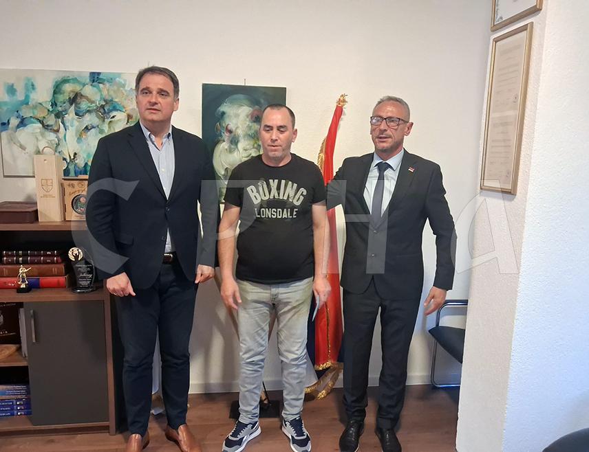 ГАЦКО, 30. МАЈА /СРНА/ - У Гацку су вечерас уручени кључеви стана Његошу Марићу, дјетету погинулог борца, чиме је питање стамбеног збрињавања тих категорија у потпуности ријешено у овој општини.