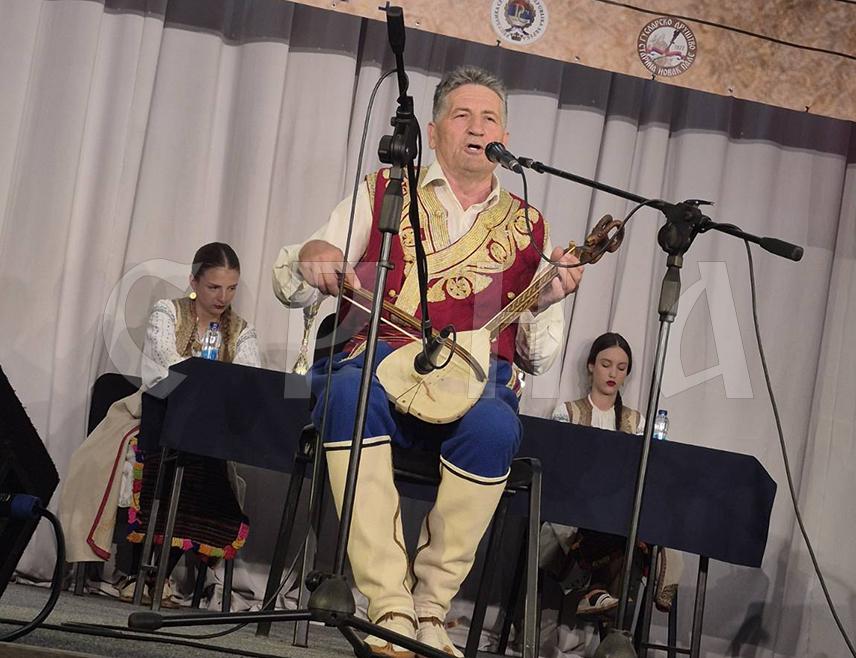 ПАЛЕ, 31. МАЈА /СРНА/ - Члан Гусларског друштва "Невесињска пушка" из Невесиња Милош Паровић освојио је прво мјесто у појединачној конкуренцији на Фестивалу гуслара Републике Српске на Палама.