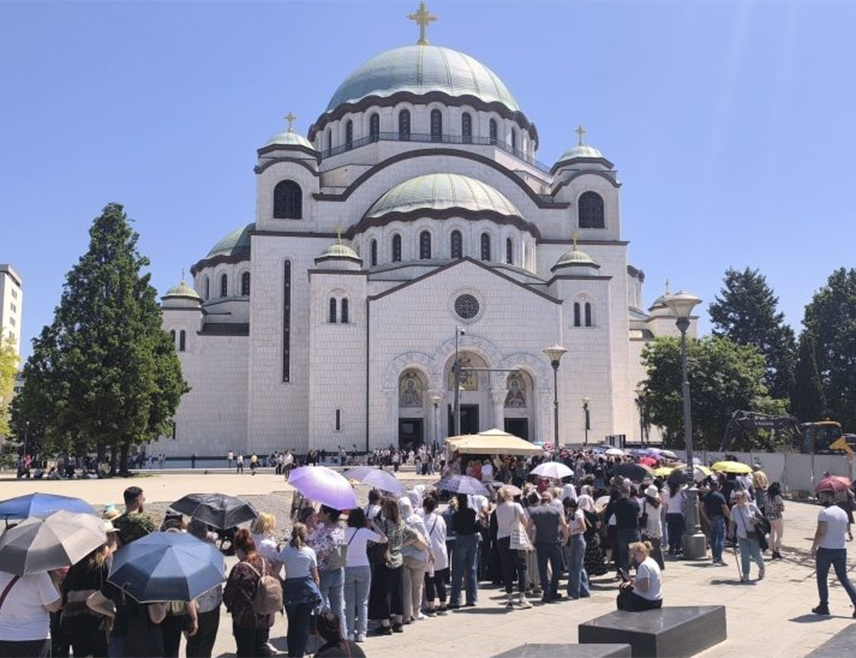 БЕОГРАД, 31. МАЈА /СРНА/ - Вјерницима који у непрегледним колонама од Спасовдана долазе у Храм Светог Саве на Врачару да се поклоне чудесном Појасу Пресвете Богородице до сада је подијељено више од 40.000 тракица освештаних на овој светињи.