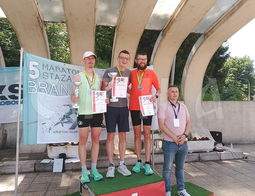 НОВИ ГРАД, 31. МАЈА /СРНА/ - Жарко Јовановић из Добоја побједник је 14. Маратона "Стазама Бранка Ћопића" и првак Републике Српске у маратону.