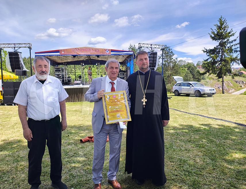 SOKOLAC, MAY 31 /SRNA/ - Serbian writer Veselin Dželetović from Belgrade was presented today in the courtyard of the Church of the Holy Prophet Elijah in Sokolac with the literary award "Trojčidansko-vidovdanska povelja" for his overall literary work gifted to the Serbian people.