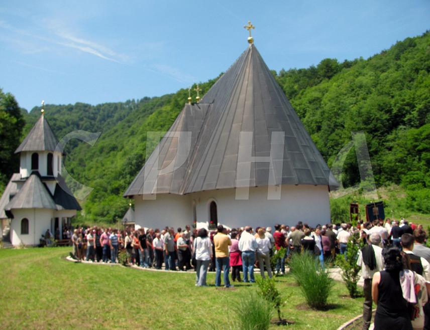 СРЕБРЕНИЦА, 31. МАЈА /СРНА/ - Средњовјековни Манастир Свете Тројице у Сасама код Сребренице прославио је славу у присуству већег броја вјерника из средњег Подриња и Србије.