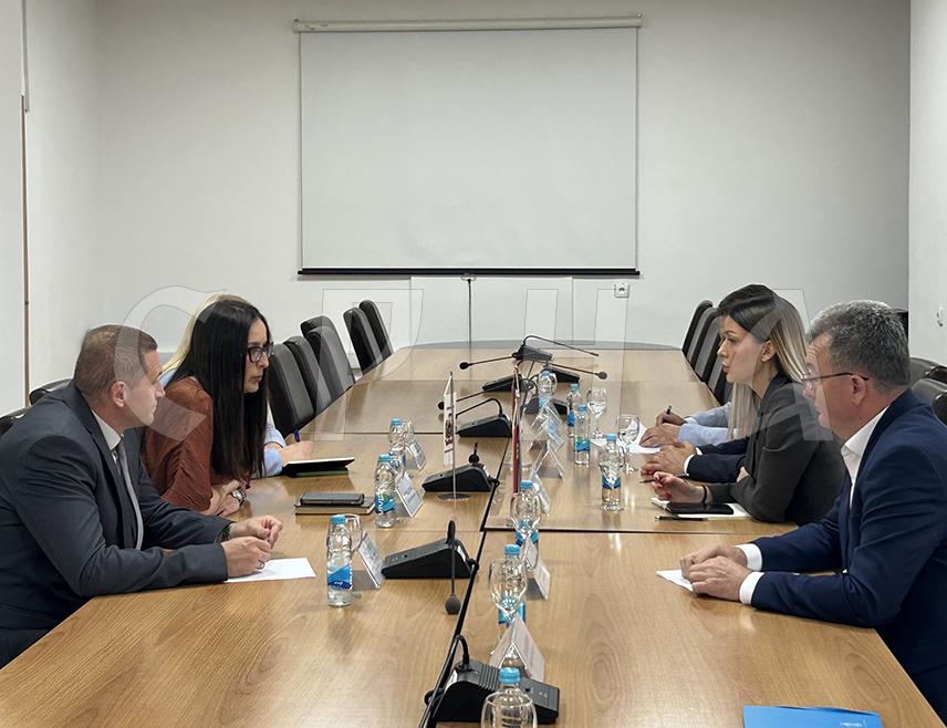 ДРВАР, 1. ЈУНА /СРНА/ – Министар привреде и предузетништва Републике Српске Раденко Бубић и министар привреде Србије Адријана Месаровић стигли су у Дрвар, гд‌је разговарају са начелником ове локалне заједнице Душицом Рунић.