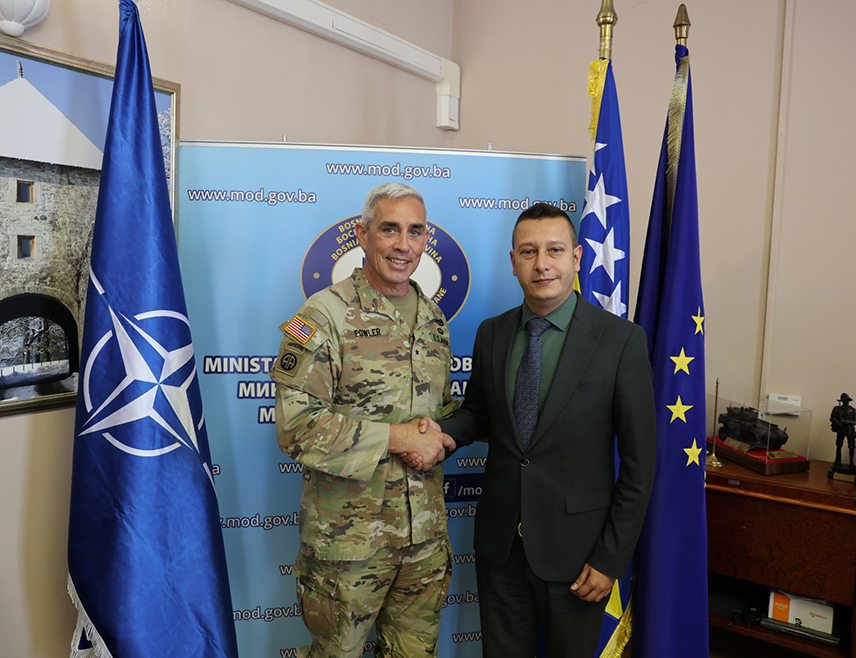 САРАЈЕВО, 1. ЈУНА /СРНА/ - Замјеник министра одбране у Савјету министара Александар Гогановић састао се данас са новоименованим командантом НАTО Штаба у Сарајеву, бригадним генералом Џејмсом Фаулером, који је боравио у наступној посјети Министарству одбране.
