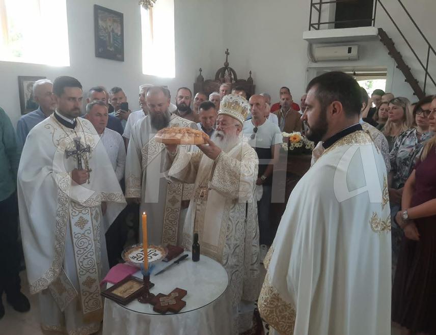 ФОЧА, 1. ЈУНА /СРНА/ - Светом архијерејском литургијом, коју је служио Његово високопреосвештенство митрополит дабробосански Хризостом, ломљењем славског колача и славском литијом, у Устиколини је данас прослављена храмовна слава Цркве Свете Тројице.