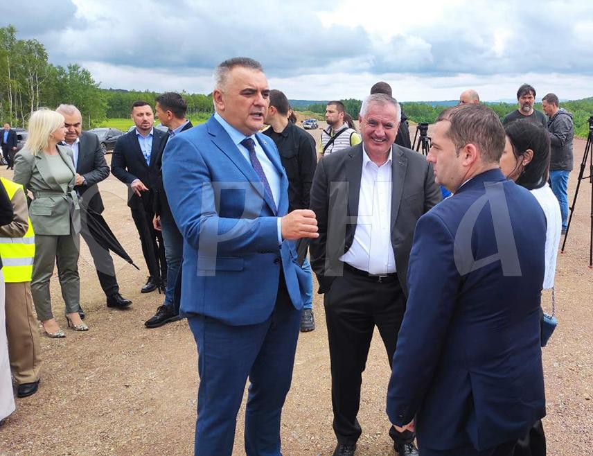 БАЊАЛУКА, 1. ЈУНА /СРНА/ - Предсједник Владе Републике Српске Саво Минић истакао је да се изградња ауто-пута Бањалука-Приједор одвија планираном динамиком и да је веома важно да се што прије окончају поступци о имовинско-правним односима.