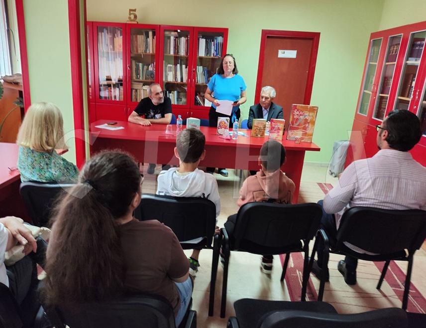 СРЕБРЕНИЦА, 1. ЈУНА /СРНА/ - У Народној библиотеци у Сребреници вечерас је представљена књига поезије "Загрл`те их песме моје" аутора Власте Ценића из Кочана код Ниша, у оквиру традиционалне културно-спортске и привредне манифестације "Дани Сребренице".