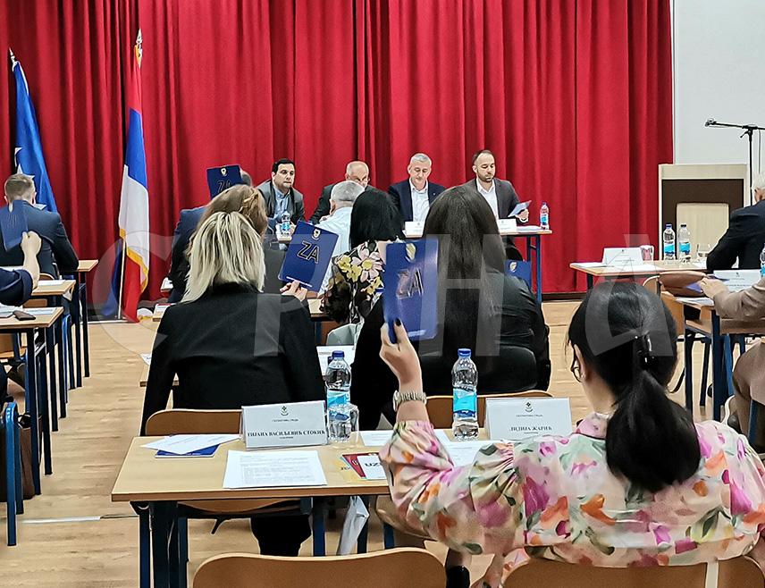 ДOБOJ, 2. JУНА /СРНА/ - Скупштина града Добоја одлучила је данас да предсједнику Владе Републике Српске Сави Минићу и Гимназији "Јован Дучић" буде додијељене плакете, поводом Дана града, 28. јуна.