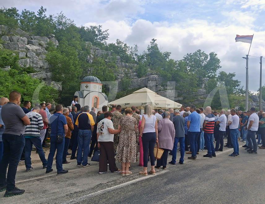 БИЛЕЋА, 3. ЈУНА /СРНА/ - Невине жртве усташког злочина у селу Корита код Билеће никада неће бити заборављене, речено је данас у том селу, гдје је служен парастос за више од 130 српских цивила из тог краја које су усташе прије 85 године убиле и бациле у Корићку јаму.