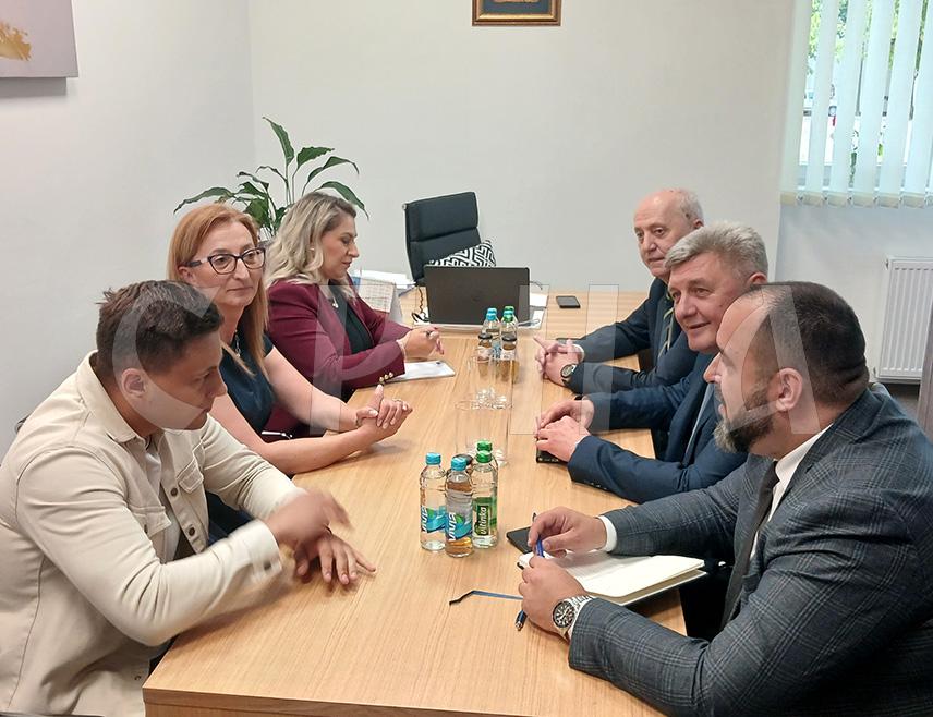 ИСТОЧНО НОВО САРАЈЕВО, 3. ЈУНА /СРНА/ - Министар за научнотехнолошки развој и високо образовање Републике Српске Драга Мастиловић и директор Студентског центра Лукавица Александра Бјелица разговарали су данас у Источном Новом Сарајеву о функционисању новог студентског дома у којој тренутно борави 180 студената, а у који је Влада уложила око 10 милиона КМ.