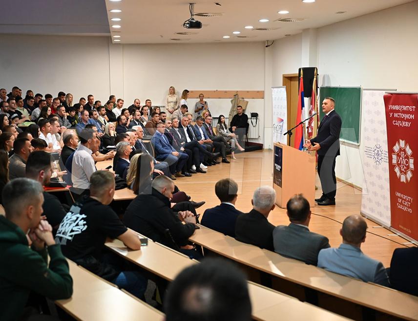ПАЛЕ, 3. ЈУНА /СРНА/ - Република Српска је једина предана и институционално одговорна када је у питању европски пут БиХ, за разлику од другог ентитета и десет кантона који тај процес не воде нигдје, рекао је предсједник Владе Српске Саво Минић.