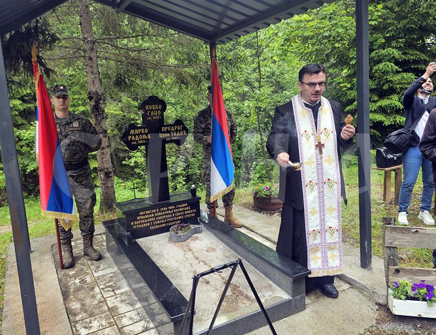 ХАН ПИЈЕСАК, 4. ЈУНА /СРНА/ - У Жепи код Хан Пијеска почело је обиљежавање 34 године од погибије 45 припадника Војске Републике Српске /ВРС/ мучки убијених у кланцу из засједе коју су им поставили припадници муслиманских снага.