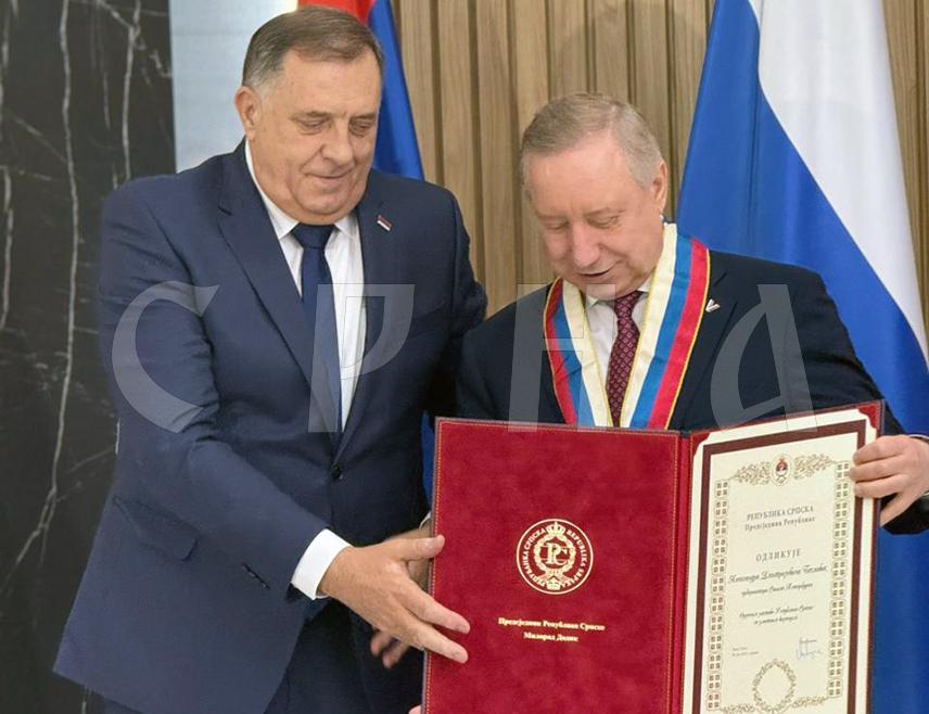 САНКТ ПЕТЕРБУРГ, 4. ЈУНА /СРНА/ - Предсједник Милорад Додик уручио је данас гувернеру Санкт Петербурга Александру Беглову Орден заставе Републике Српске са златним вијенцем и предложио одржавање заједничке сједнице влада Српске и Санкт Петербурга.