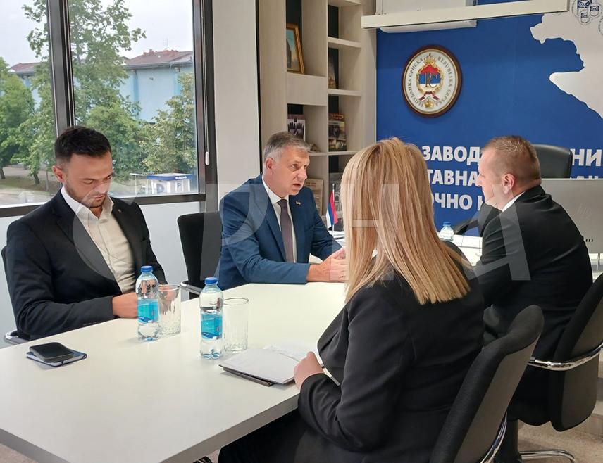 ИСТОЧНО НОВО САРАЈЕВО, 4. ЈУНА /СРНА/ - Министар просвјете и културе Републике Српске Боривоје Голубовић и директор Завода за уџбенике и наставна средства Предраг Спасојевић сагласни су да је обезбјеђивање бесплатних уџбеника за све основце историјска мјера подршке породицама и образовном систему Српске.