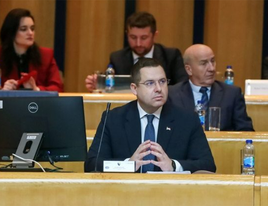 САРАЈЕВО, 4. ЈУНА /СРНА/ - Српски делегат у Дому народа Парламентарне скупштине БиХ Радован Ковачевић изјавио је данас да је Устав БиХ, на првом мјесту, омогућио утицај по три делегата клубова народа у овом дому на постојање кворума.