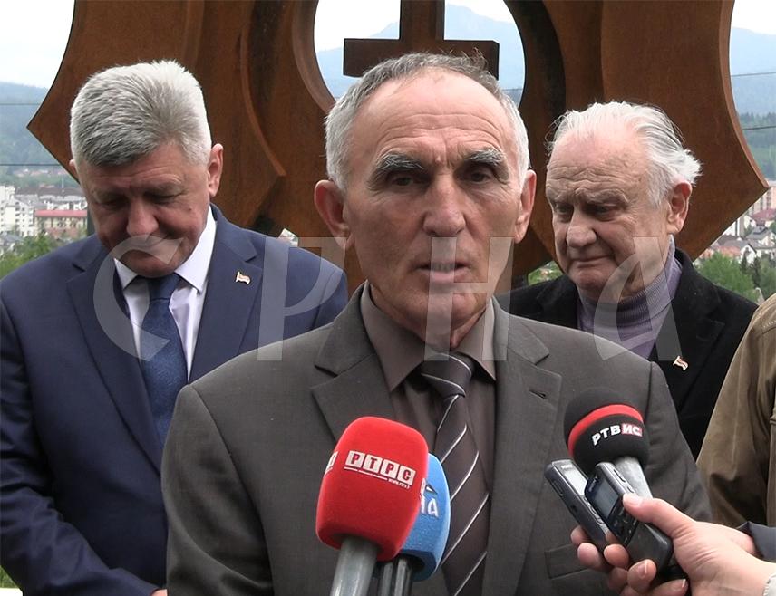 ПАЛЕ, 4. ЈУНА /СРНА/ - Предсједник Асоцијације "Ствараоци Републике Српске" Стеван Медић изјавио је данас на Палама да је Република Српска стабилна и одржива, те апеловао на све институције да се укључе у заштиту Српске и њених права од одређених страних фактора.