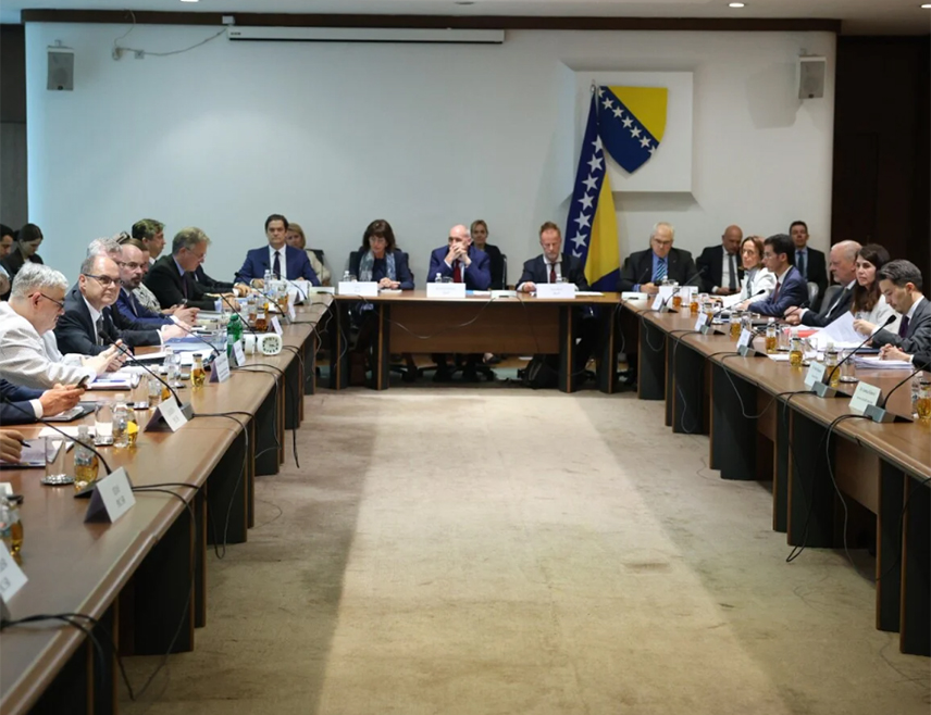 САРАЈЕВО, 4. ЈУНА /СРНА/ - Политички директори земаља чланица Управног одбора Савјета за провођење мира /ПИК/ на дводневној сједници у Сарајеву нису успјели да дођу до консензуса када је ријеч о кандидату за високог представника, иако то није у њиховој надлежности, те су одлуку о томе одгодили до краја мјесеца.
