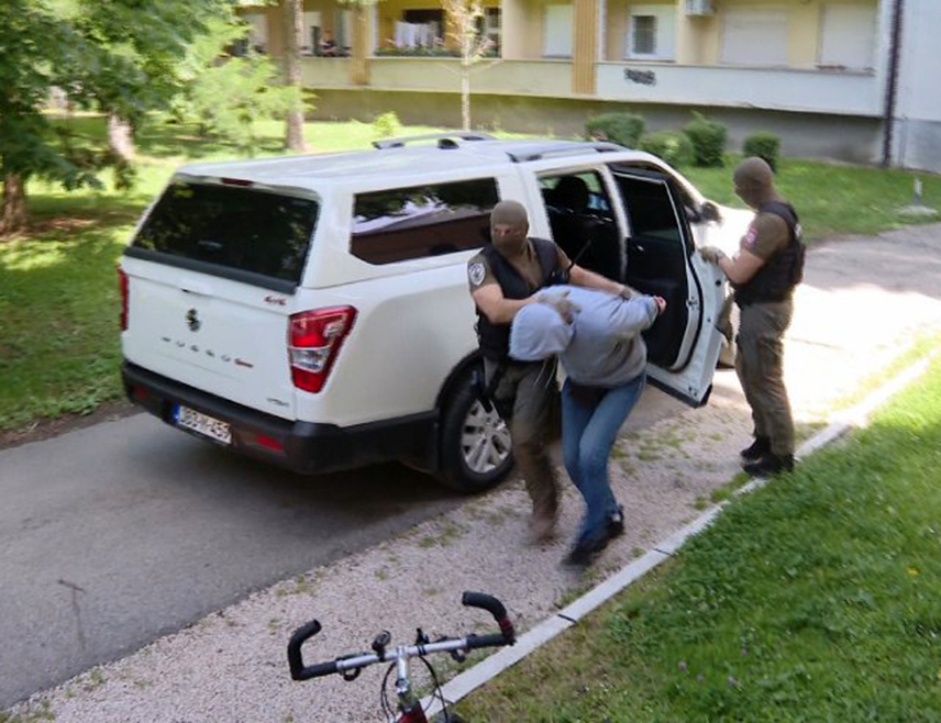БАЊАЛУКА, 5. ЈУНА /СРНА/ - Три лица из Добоја, ухапшена због сумње на малверзације при полагању возачких испита, спроведена су у Републичко јавно тужилашто у Бањалуци.