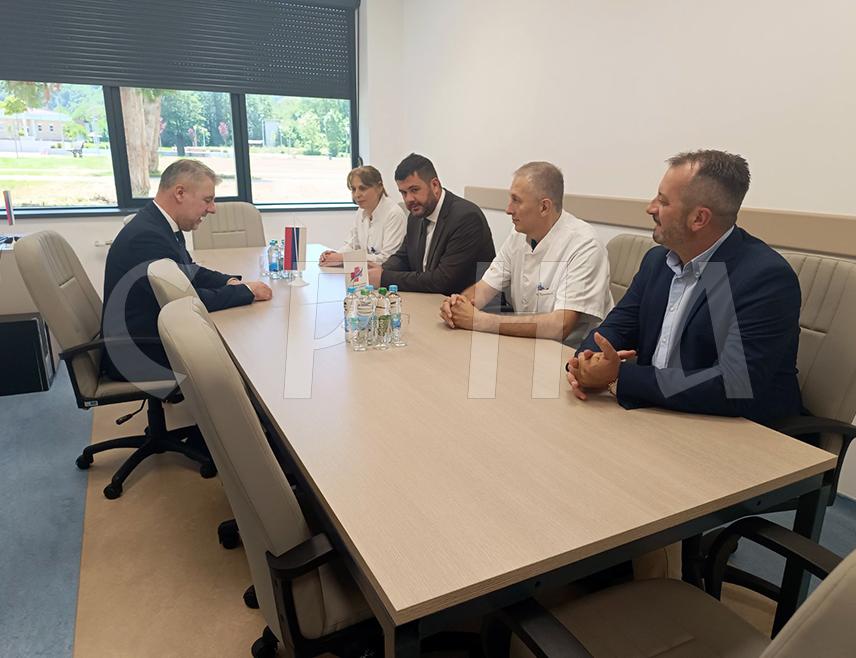 ИСТОЧНО САРАЈЕВО, 5. ЈУНА /СРНА/ - Болница "Србија" у Источном Сарајеву до краја године требало би да добије мамограф са томосинтезом вриједан око пола милиона КМ и магнетну резонанцу за коју је Влада Републике Српске обезбиједила три милиона КМ, речено је данас током посјете министра здравља и социјалне заштите Републике Српске Алена Шеранића овој здравственој установи.