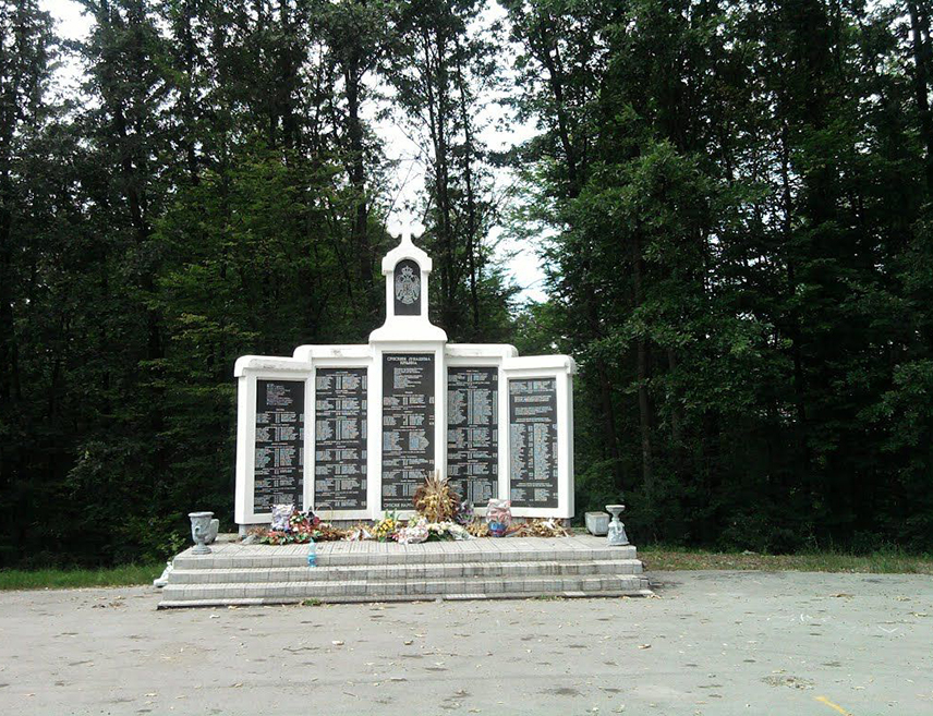ДОБОЈ, 6. ЈУНА /СРНА/ - У Ристића Гају у добојском насељу Опсине данас ће, поводом обиљежавања 34 године од почетка операције "Коридор живота", бити служен помен код споменика на коме је исписано 445 имена погинулих српских бораца са подручја Крњина.