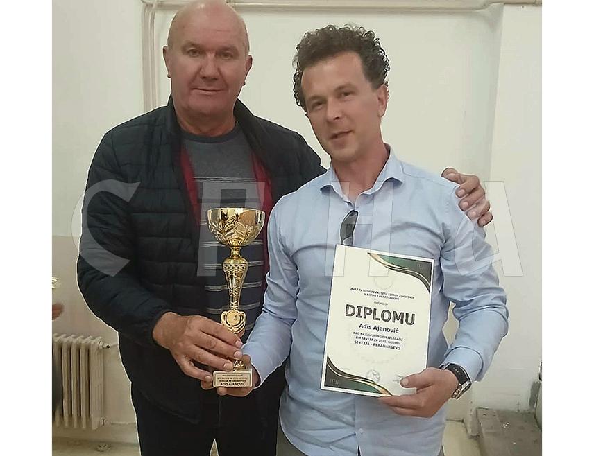 ДОБОЈ, 6. ЈУНА /СРНА/ - Европски стандарди о заточеништву животиња, чија се примјена у БиХ очекује 2028. године, увешће више реда у рад одгајивача перади, али и финансијски их оптеретити, што ће утицати на разноврсност јединки, изјавио је секретар у перадарском одбору Савеза за узгој и заштиту ситних животиња БиХ Адис Ајановић.