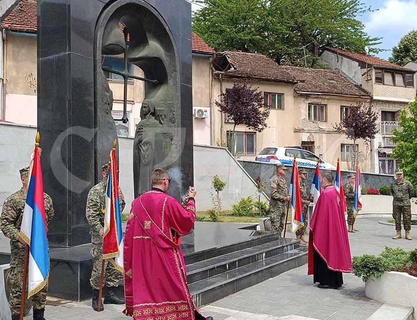 ЗВОРНИК, 6. ЈУНА /СРНА/ - Слобода је скупа плаћена и зато је треба више цијенити, истакнуто је у Зворнику гдје је данас служен помен и положени су вијенци на споменик за 1.080 погинулих бораца у Одбрамбено-отаџбинском рату, поводом 34 године од формирања Зворничке бригаде Војске Републике Српске.