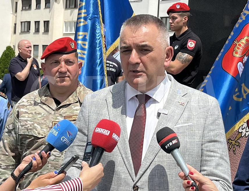 PALE, JUNE 7 /SRNA/ – Savo Minić has stated today in Pale that the police must have good salaries and very good equipment.