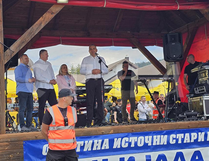 ИСТОЧНИ СТАРИ ГРАД, 6. ЈУНА /СРНА/ - Предсједник Владе Републике Српске Саво Минић и начелник Општине Источни Стари Град Бојо Гашановић данас су свечано отворили 14. гастро-туристичку манифестацију "Јагњијада" на Вучијој Луци на којој учествује око 70 екипа из Републике Српске, БиХ и земаља региона.