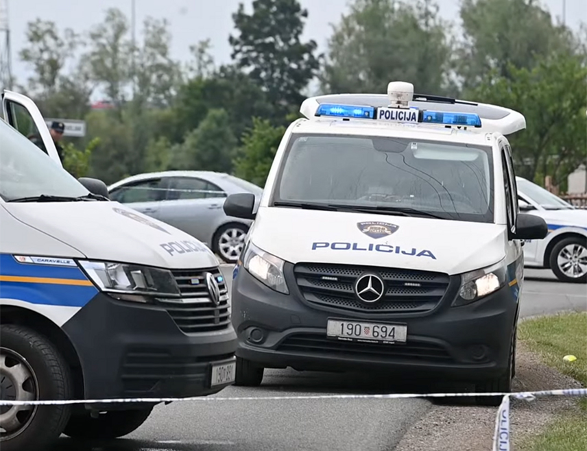 ВИРОВИТИЦА, 7. ЈУНА /СРНА/ - Четири лица данас су погинула, а једно је повријеђено у судару два возила код Вировитице.
