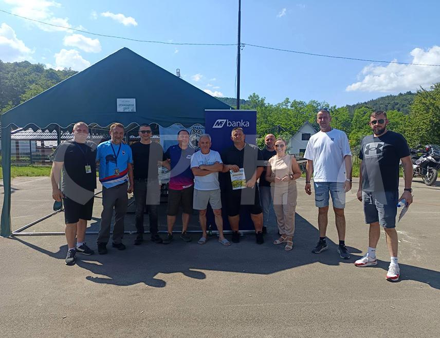 ПЕТРОВО, 7. ЈУНА /СРНА/ - Екипа "Пријатељи из Борова" из Борова направила је најбољи чорбанац на "Озренском златном котлићу", чиме је завршена тродневна манифестација 20. међународни "Озренски планинарски маратон".