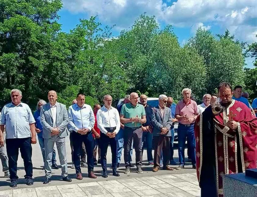 ПРЊАВОР, 7. ЈУНА /СРНА/ – У Доњим Вијачанима код Прњавора данас су обиљежене 34 године од формирања Другог батаљона прњаворске лаке пјешадијске бригаде и одласка бригаде у операцију "Коридор 1992", а откривена је и спомен-плоча на мјесту одакле је батаљон кренуо у борбена дејства.
