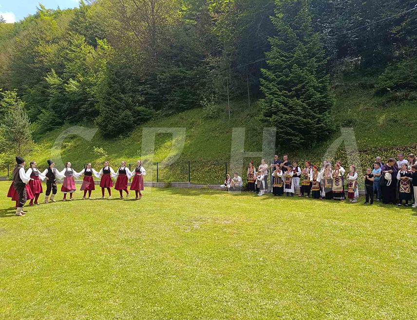 ŠIPOVO, JUNE 7 /SRNA/ – His Grace Bishop Sergije of Bihać-Petrovac today served the Divine Hierarchical Liturgy at Glogovac Monastery near Šipovo, where the traditional spiritual and cultural event Janjski Sabor was also held, attracting a large number of worshipers.