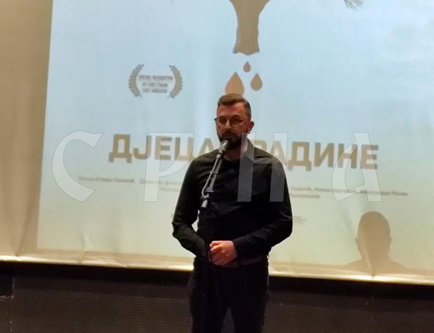 БРАТУНАЦ, 7. ЈУНА /СРНА/ - Приказивањем изузетно потресног филма "Дјеца Брадине" вечерас је завршена Ревија документарног филма у Братунцу.