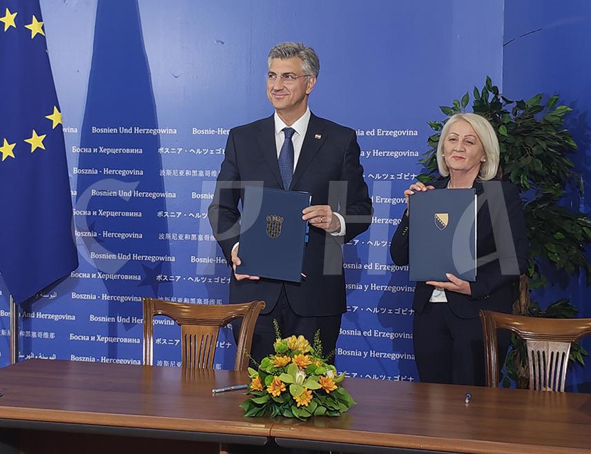 САРАЈЕВО, 8. ЈУНА /СРНА/ - Предсједавајућа Савјета министара Борјана Кришто и хрватски премијер Андреј Пленковић потписали су данас у Сарајеву уговор између БиХ и Хрватске о граничним прелазима.