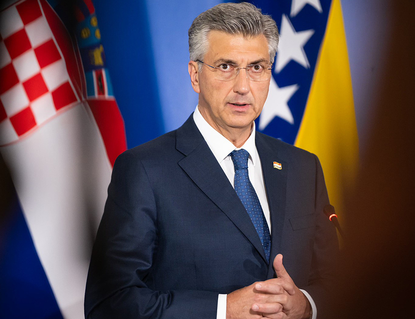 САРАЈЕВО, 8. ЈУНА /СРНА/ - Премијер Хрватске Андреј Пленковић изјавио је данас да промјене Изборног закона и дјелимичне измјене Устава БиХ треба да донесу институције БиХ на основу договора политичких странака.