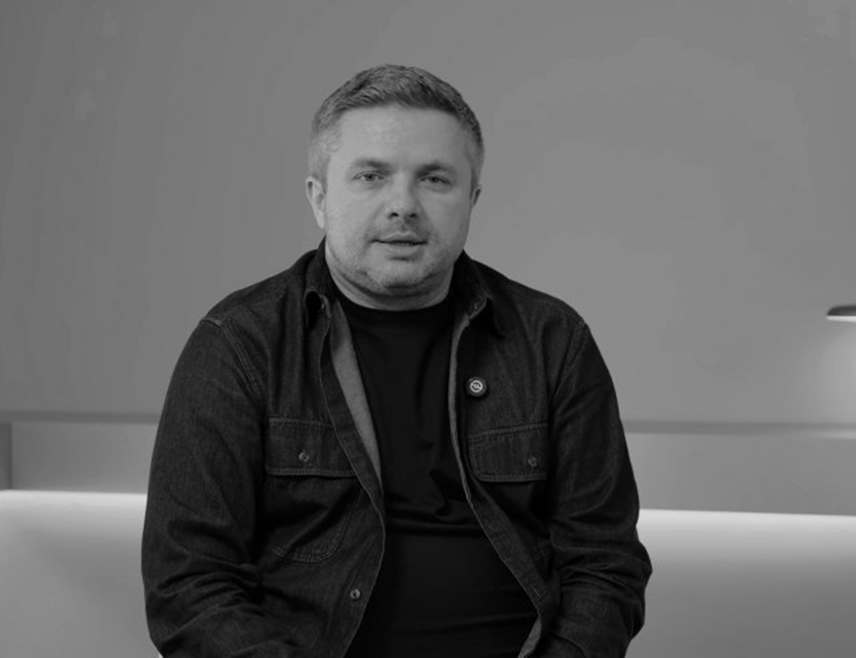 САРАЈЕВО, 8. ЈУНА /СРНА/ - Кошаркашки коментатор и новинар Един Авдић сахрањен је на сарајевском гробљу Баре, гдје се од њега опростио велики број људи.