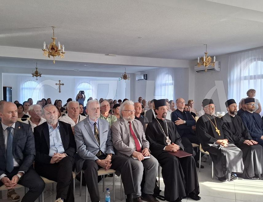БРОД, 9. ЈУНА /СРНА/ - Предсједник Матице српске Драган Станић изјавио је вечерас у Броду да код Срба има много интелектуалаца који су отуђени од сопствене културе и коријена, а задатак Матице је да ту коријенску свијест врати међу Србе, да их то конституише, интегрише и сасвим сигурно појача и у политичком смислу.