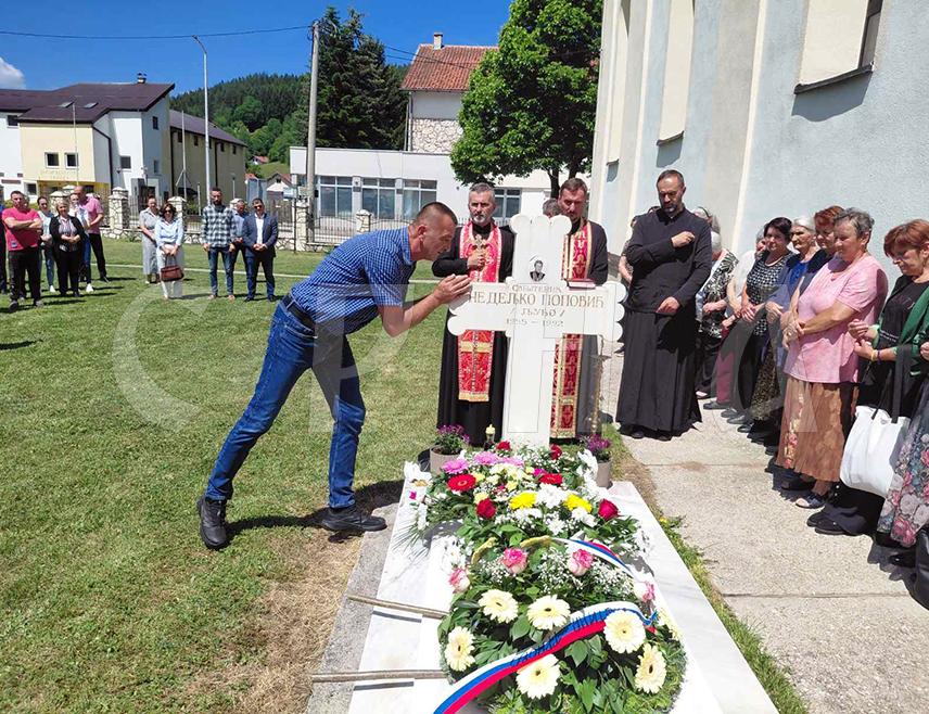 ТРНОВО, 10. ЈУНА /СРНА/ - У порти храма Светог великомученика Геогрија у Трнову данас је служен парастос за свештеника Недељка Поповића којег су прије 34 године звјерски убили припадници такозване Армије БиХ.
