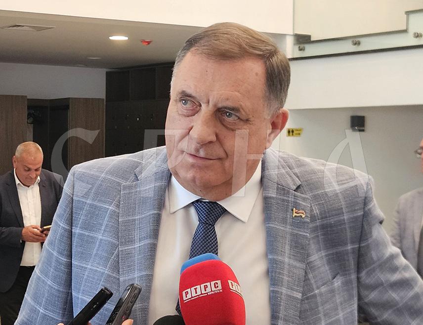 ИСТОЧНО НОВО САРАЈЕВО, 10. ЈУНА /СРНА/ - Предсједник СНСД-а Милорад Додик изјавио је данас у Источном Новом Сарајеву да за свако мјесто у Републици Српској постоји стратегија развоја која се реализује.