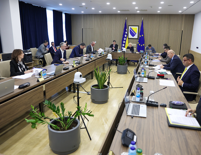 САРАЈЕВО, 11. ЈУНА /СРНА/ - Савјет министара усвојио је Извјештај о ефектима одлуке о привременој суспензији и привременом смањењу царинских стопа код увоза одређене робе, након чијег доношења је забиљежен раст запослених, производње, прихода и извоза.
