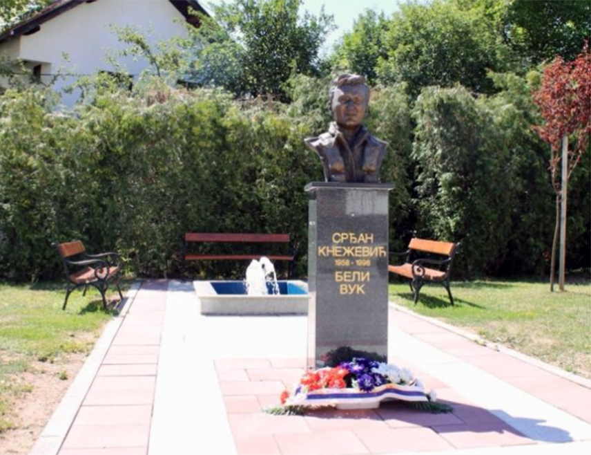ТРНОВО, 13. ЈУНА /СРНА/ - У Трнову ће данас, поводом Дана и крсне славе општине Петровдана, данас бити положени вијенци на Тргу Срђана Кнежевића, а Планинарско спортско друштво "Трескавица" организоваће успон на ту планину "Стазама Белог вука".