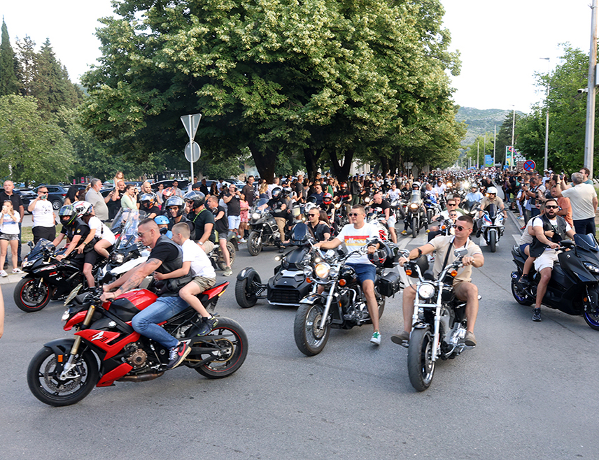 TРЕБИЊЕ, 13. ЈУНА /СРНА/ - Километарска колона мотоциклиста продефиловала је вечерас требињским улицама у оквиру 26. Међународног мото-скупа у којем ове године учествује рекордних 5.000 бајкера из региона и европских земаља.