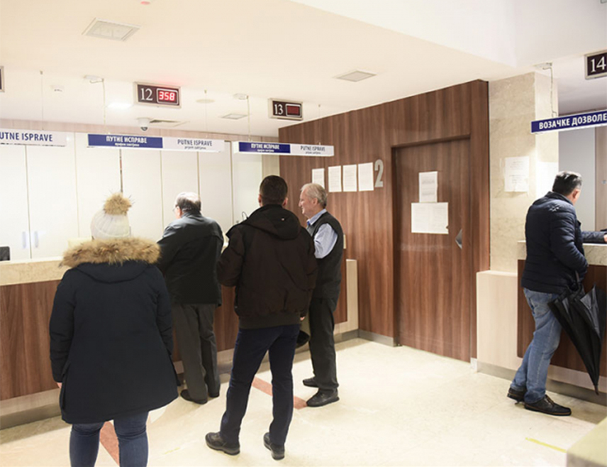 ИСТОЧНО САРАЈЕВО, 14. ЈУНА /СРНА/ - На Палама ће од сутра издавање личних докумената и регистрација моторних возила бити вршени на новој локацији, на адреси Сердар Јанка Вукотића један.