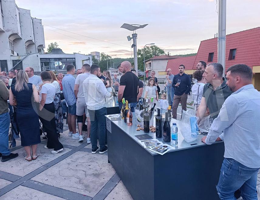 MRKONJIĆ GRAD, JUNE 14 /SRNA/ – A wine festival opened this evening in Mrkonjić Grad, bringing together 14 exhibitors from Republika Srpska, BiH, Serbia, Croatia, and Montenegro.