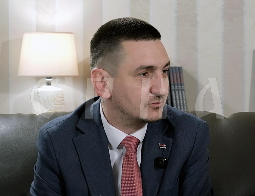 ПЕЛАГИЋЕВО, 15. ЈУНА /СРНА/ - Када немају озбиљне аргументе, БН телевизија поново посеже за поређењем Републике Српске и Федерације БиХ /ФБиХ/, прећуткујући чињеницу да укупна улагања у пољопривреду Републике Српске, заједно са пројектима Мађарске, Бјелорусије и Свјетске банке, износе око 290 милиона КМ, изјавио је Срни начелник општине Пелагићево Славко Тешић.