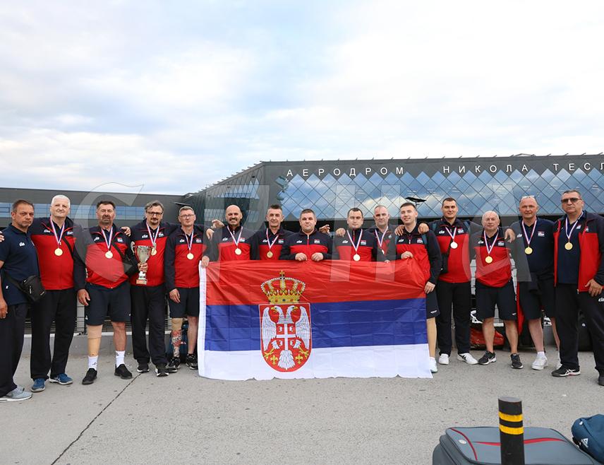 БЕОГРАД, 15. ЈУНА /СРНА/ - Мушка репрезентација Србије у сједећој одбојци, у чијем је саставу шест играча из Републике Српске и један из Федерације БиХ, освојила је турнир Сребрне лиге нација у Нанту, што им је омогућило да се врате у Златну лигу.