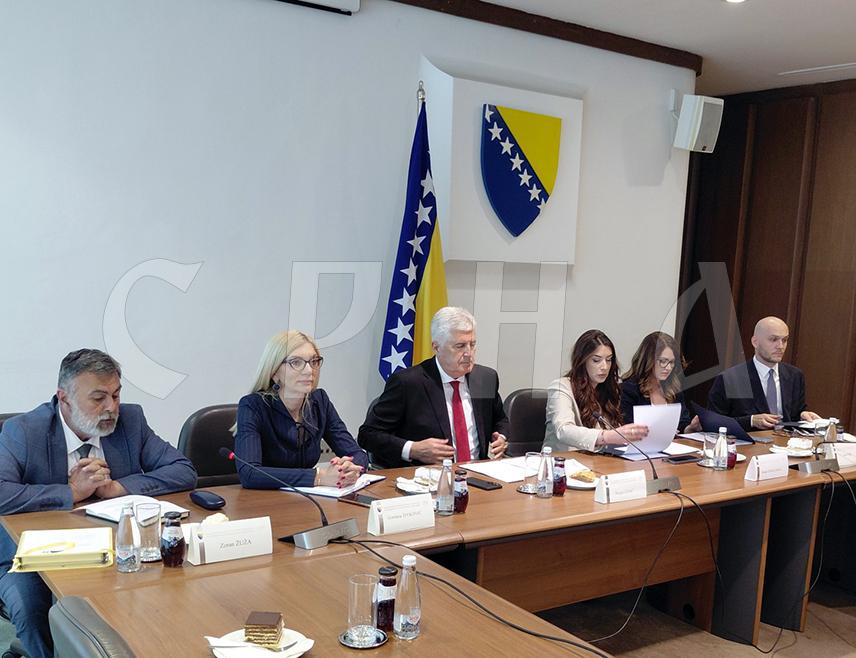 САРАЈЕВО, 16. ЈУНА /СРНА/ - Предсједавајући Дома народа Парламентарне скупштине Драган Човић, који је јутрос преузео ову дужност по принципу ротације, изјавио је данас новинарима у Сарајеву да ће наредна сједница Дома бити одржана 30. јуна и да ће имати око 100 тачака дневног реда.