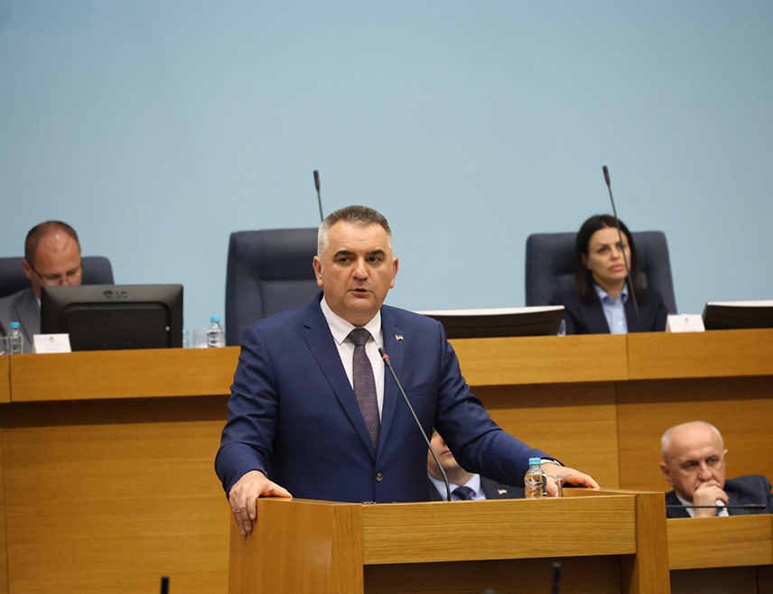 БАЊАЛУКА, 16. ЈУНА /СРНА/ - Премијер Републике Српске Саво Минић рекао је данас да је дуг града Бањалука добављачима 74 милиона КМ и да зато градоначелник Драшко Станивуковић жели да иде на неку другу функцију.