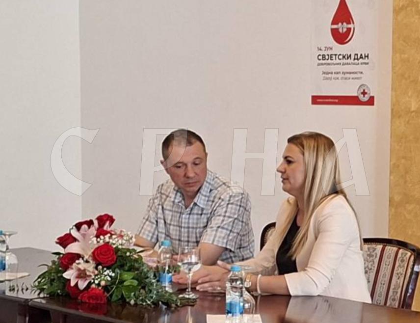 ДОБОЈ, 18. ЈУНА /СРНА/ - Градска организација Црвеног крста Добој данас је организовала пријем за вишеструке добровољне даваоце крви поводом Међународног дана добровољних давалаца крви, 14. јуна.